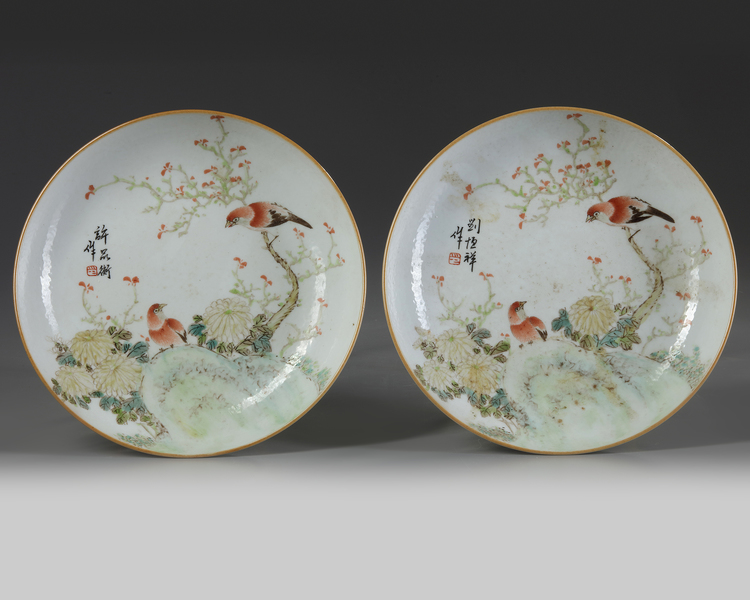 A PAIR OF CHINESE FAMILLE VERTE 'BIRD AND FLOWER' DISHES, EARLY 20TH CENTURY