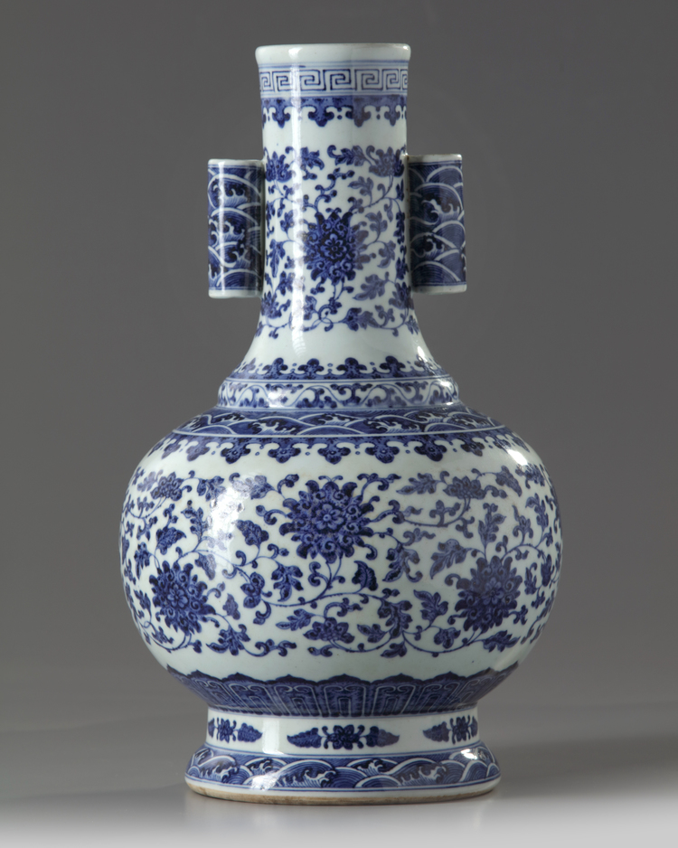 A Chinese blue and white 'scrolling lotus' arrow vase