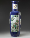 A LARGE CHINESE BLUE GROUND FAMILLE VERTE ROULEAU VASE, 19TH CENTURY