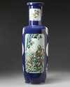 A LARGE CHINESE BLUE GROUND FAMILLE VERTE ROULEAU VASE, 19TH CENTURY