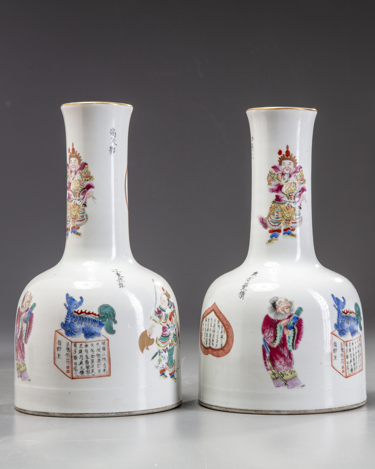 A PAIR OF CHINESE FAMILLE ROSE MALLET VASES, QING DYNASTY (1644-1911)
