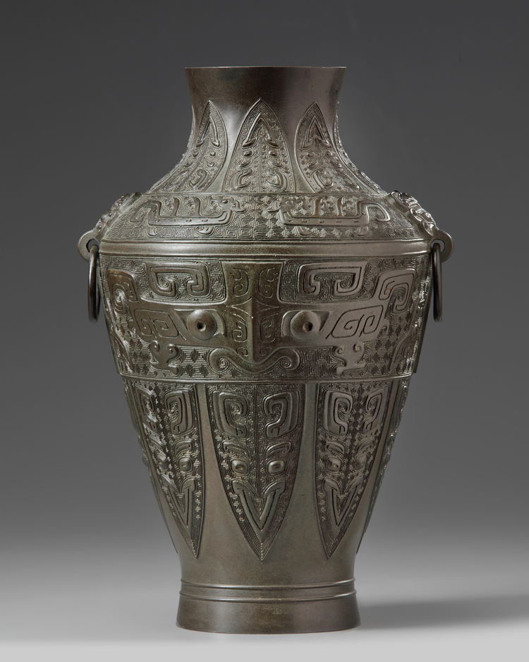 A JAPANESE BRONZE ARCHAISTIC VASE, TAISHO PERIOD (1912-1926), MARKED ...