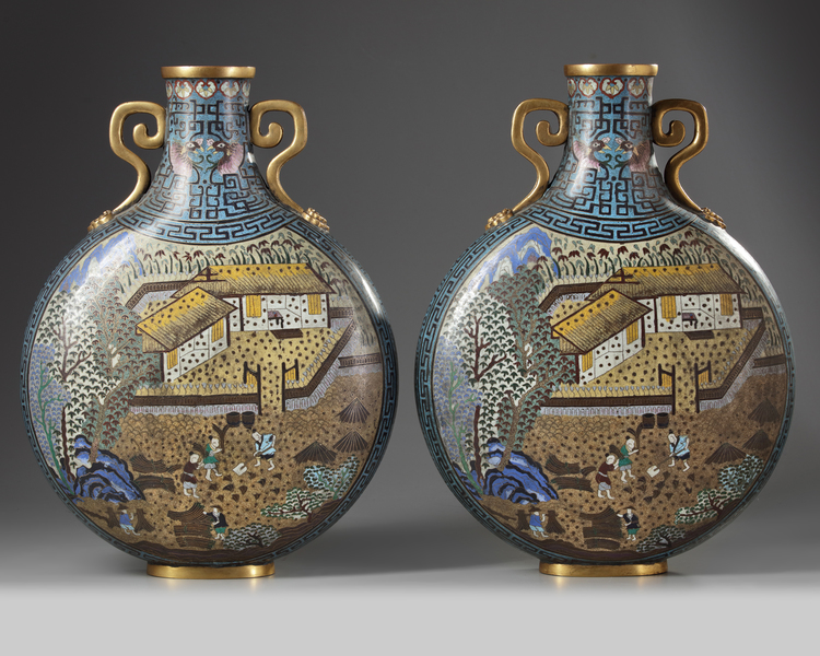 A PAIR OF CHINESE CLOISONNÉ ENAMEL MOON-FLASKS, CHINA, QING DYNASTY (1644-1911)