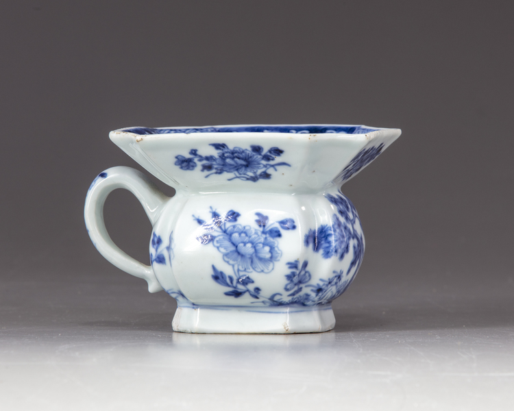 A Chinese blue and white square spittoon