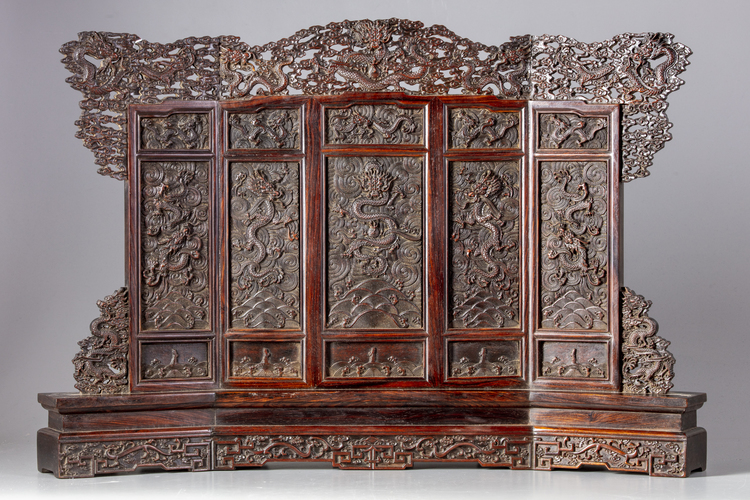 A CHINESE HARDWOOD CARVED 'DRAGONS' TABLE SCREEN, 20TH CENTURY