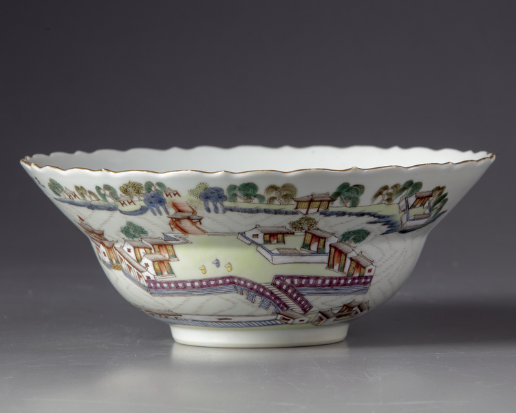 A famille rose fluted bowl 