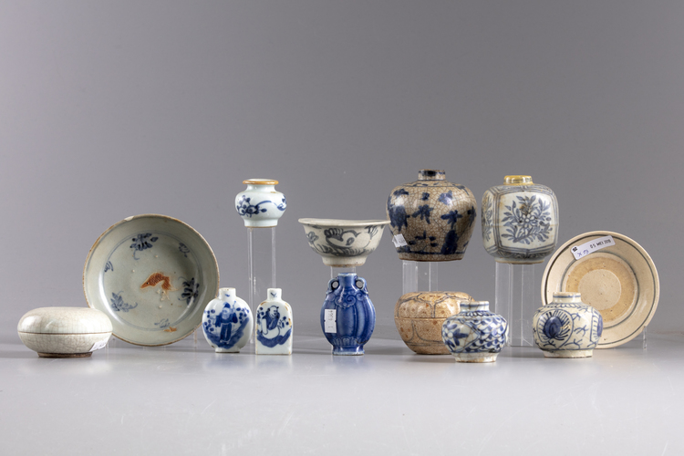 Thirteen Chinese blue and white porcelain wares
