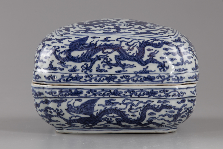 A LARGE CHINESE BLUE AND WHITE 'DRAGON' BOX AND COVER