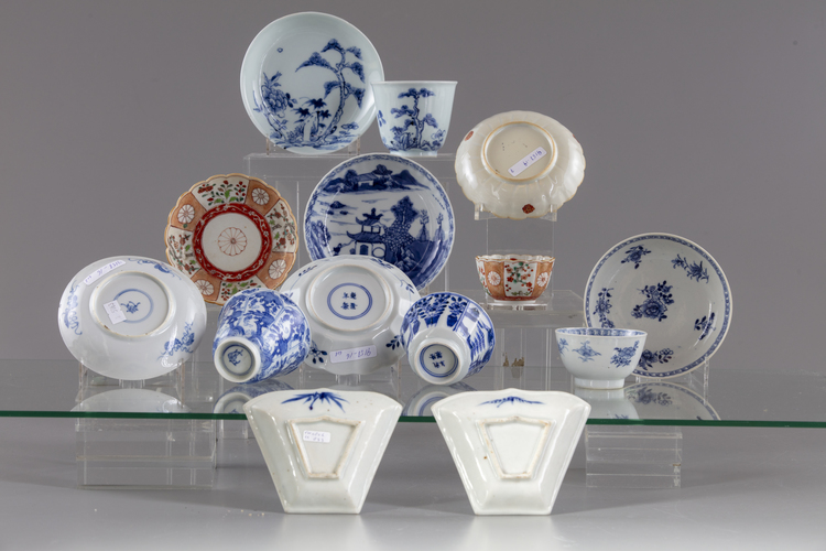 A lot of Chinese porcelain cups and saucers