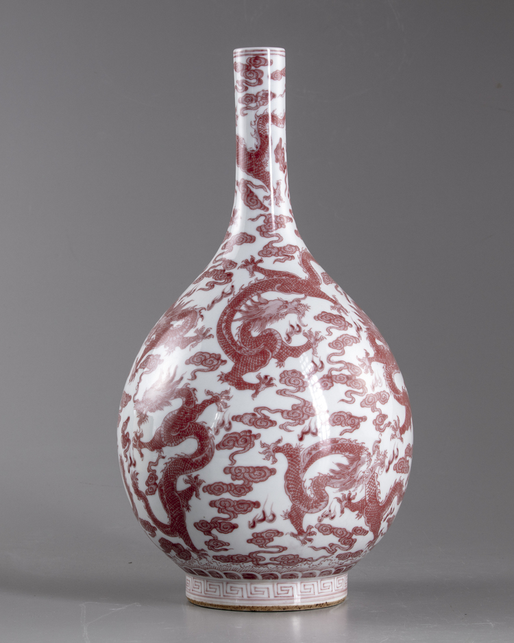 A CHINESE RED 'DRAGON' VASE, QING DYNASTY (1644-1911)