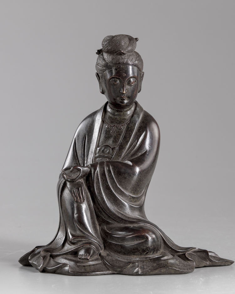 A CHINESE BRONZE FIGURE OF GUANYIN, QING DYNASTY