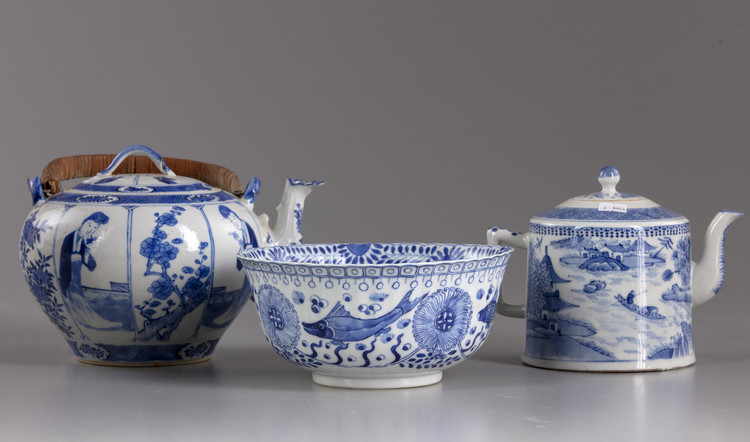 A lot of three Chnese blue and white objects