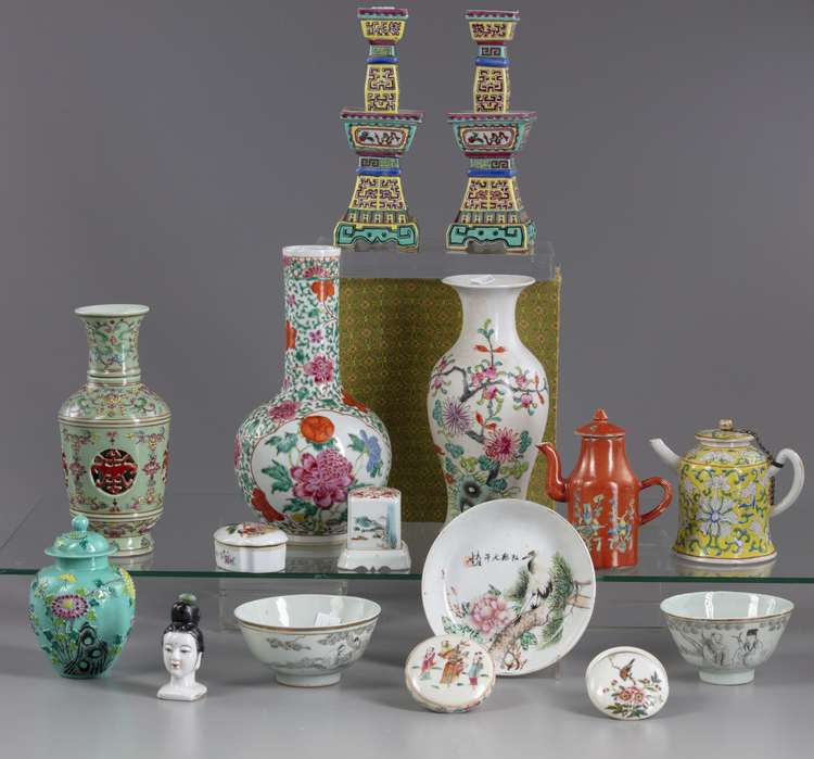 A lot of sixteen Chinese enamelled and famille rose items