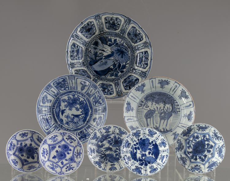 A lot of eight Chinese blue and white dishes.