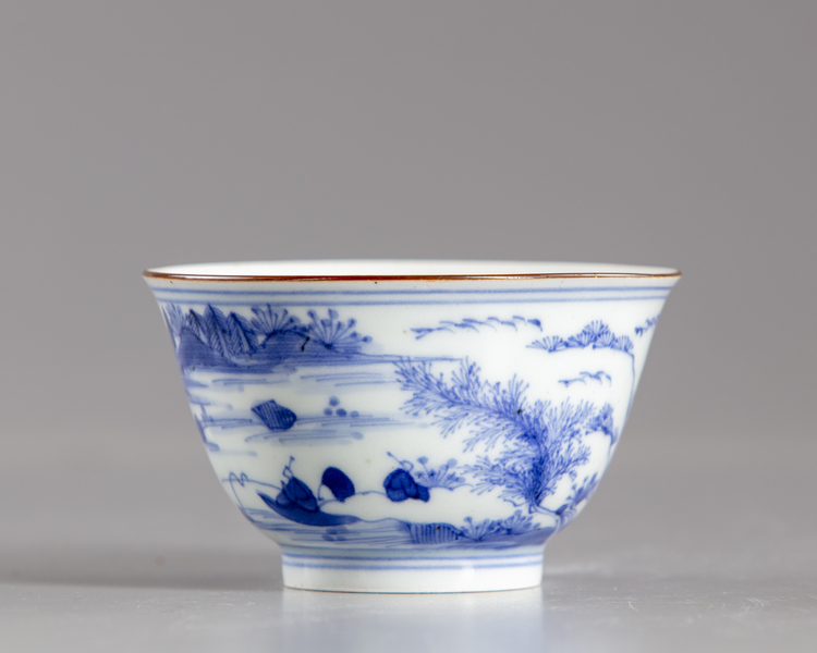 A SMALL JAPANESE BLUE AND WHITE BOWL, 17TH CENTURY