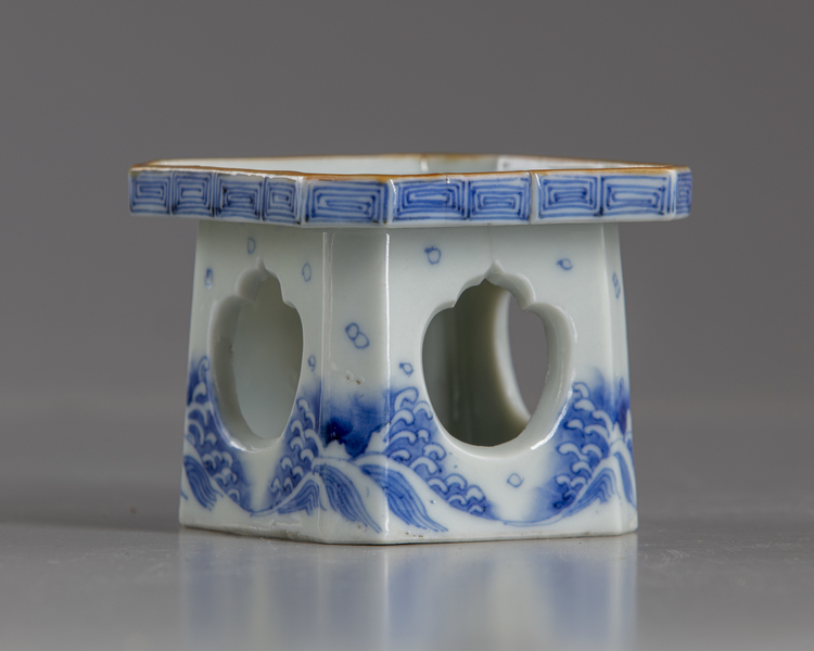 A JAPANESE HIRADO BLUE AND WHITE STAND, 19TH CENTURY