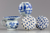Four Chinese blue and white objects