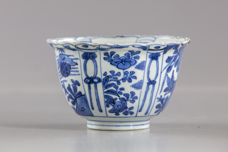 A Chinese blue and white 'kraak' porcelain bowl