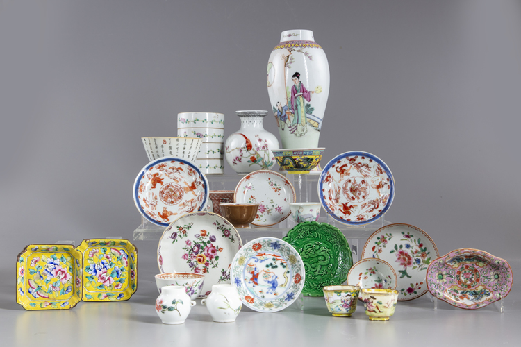 A lot of Chinese porcelain items