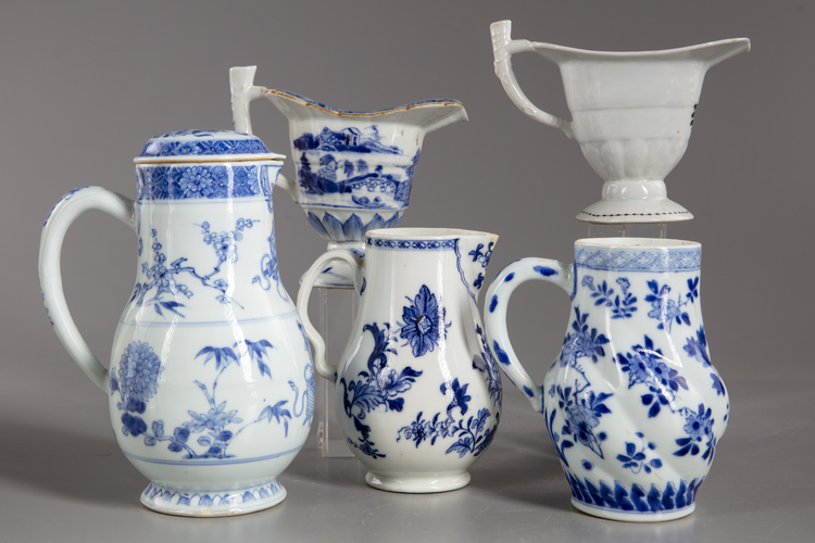 A GROUP OF FIVE CHINESE BLUE AND WHITE AND EN GRISAILLE POURING VESSELS