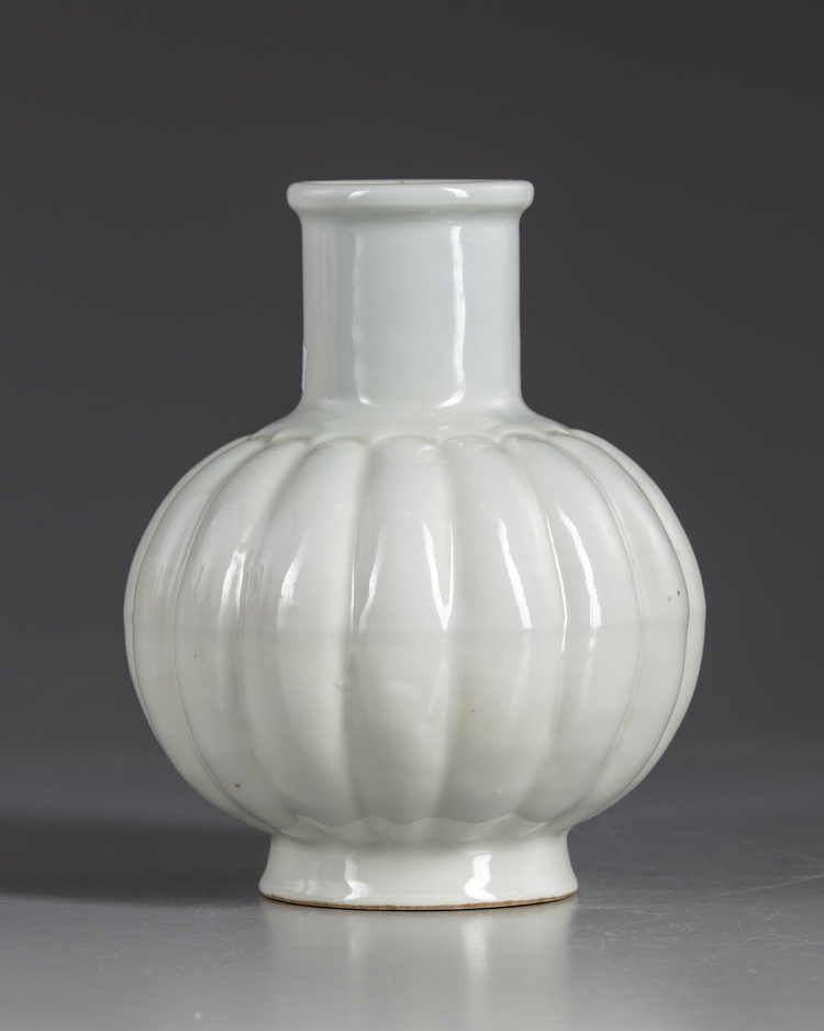 A CHINESE WHITE GLAZED LOBED VASE, QING DYNASTY (1644-1911)