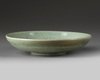 A SMALL CHINESE CELADON CRACKLE-GLAZED DISH