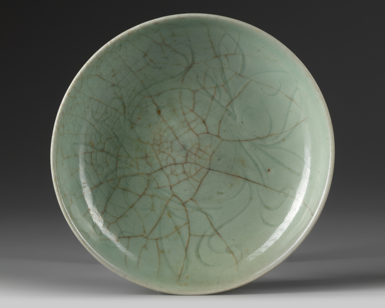 A SMALL CHINESE CELADON CRACKLE-GLAZED DISH