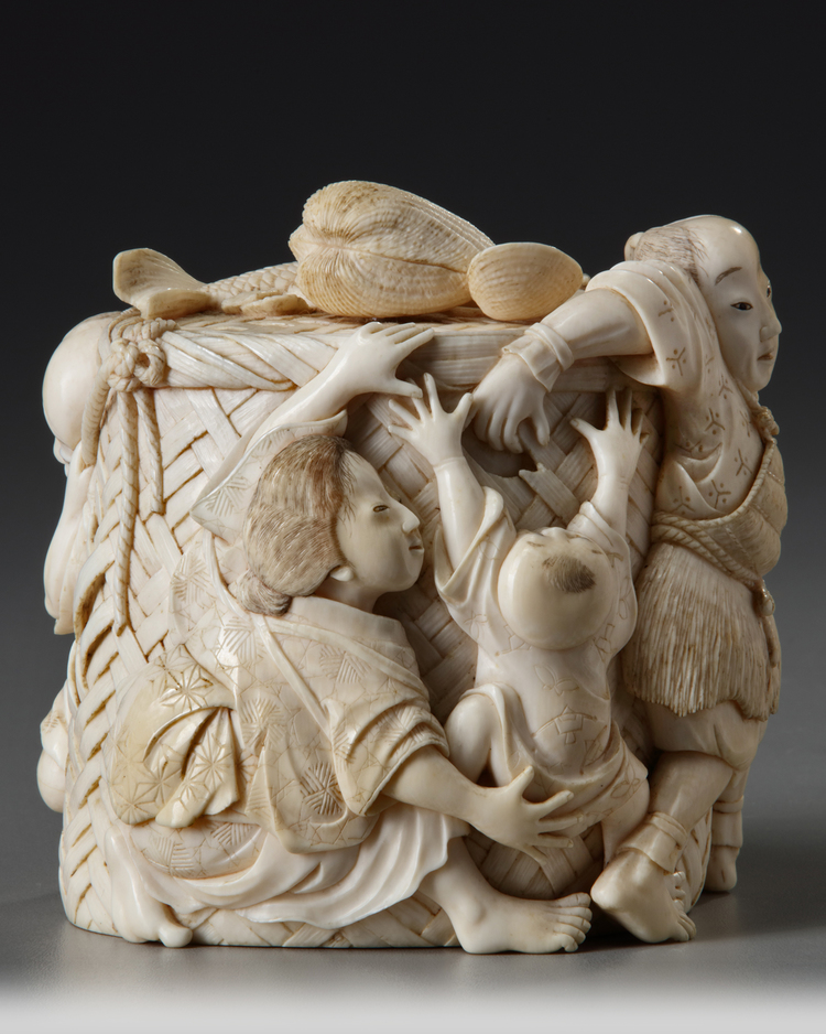 A JAPANESE IVORY CARVED BOX AND COVER, MEIJI PERIOD (1868-1912)