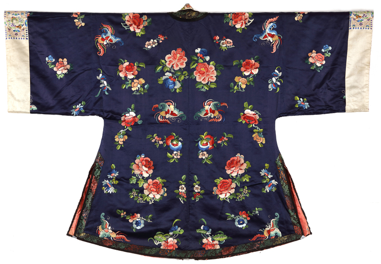 A CHINESE DARK BLUE-GROUND EMBROIDERED SHORT INFORMAL ROBE