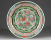 A Chinese wucai 'floral' charger