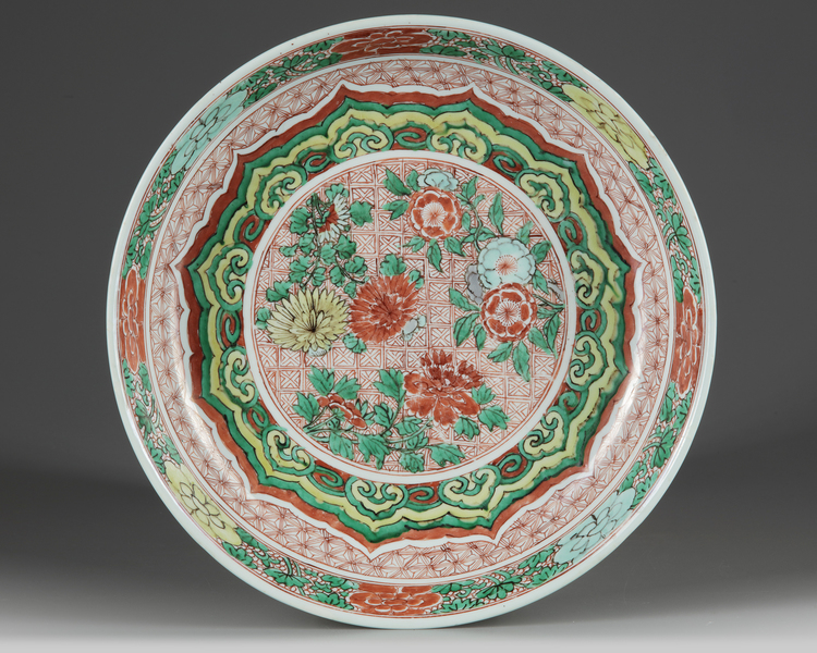 A Chinese wucai 'floral' charger