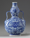 A CHINESE BLUE AND WHITE DOUBLE GOURD DRAGON VASE, QIANLONG SIX-CHARACTER SEAL MARK IN UNDERGLAZE BLUE AND OF THE PERIOD (1736-1795)