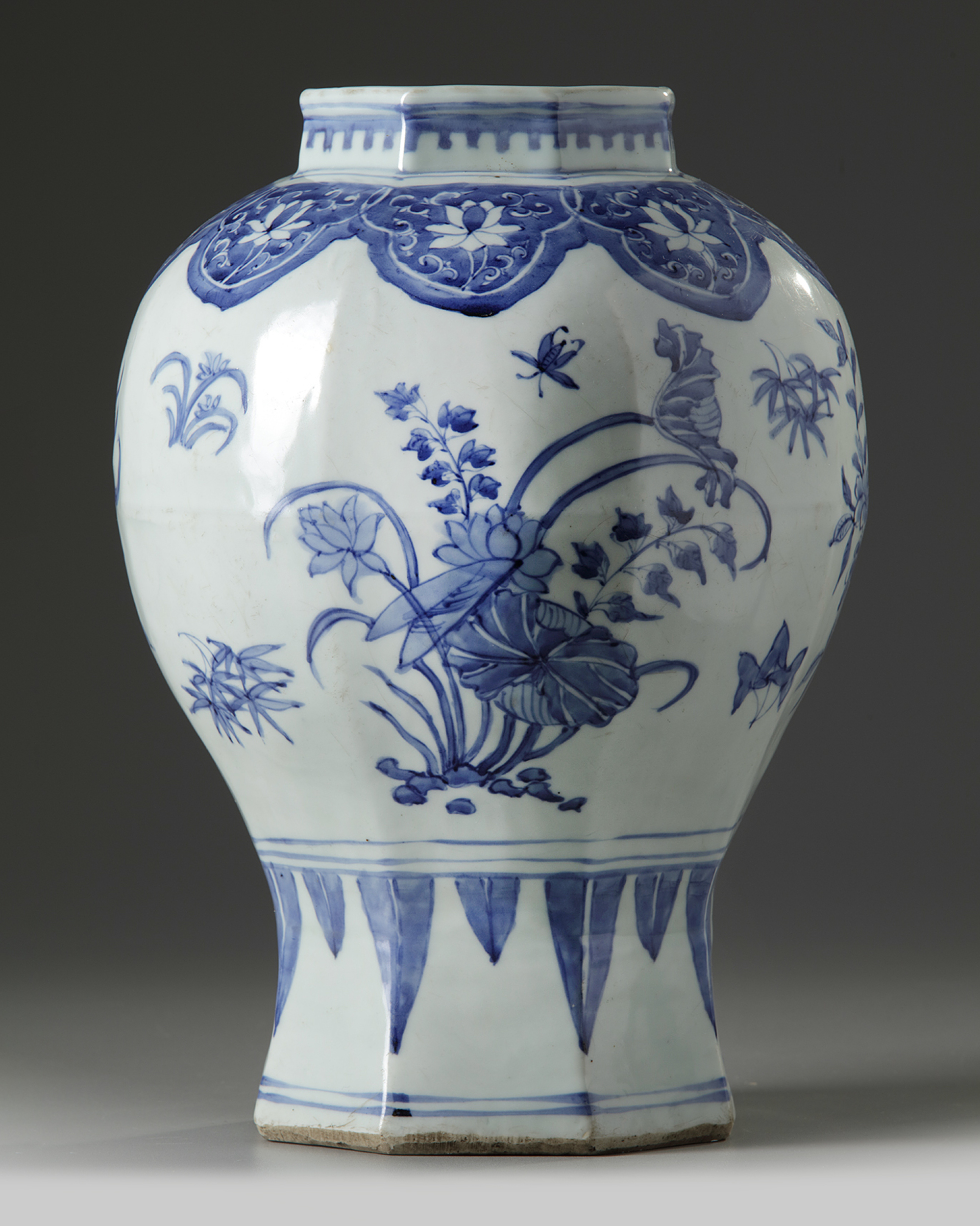 A Chinese octagonal blue and white vase