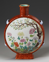 A CHINESE FAMILLE ROSE FAUX-BOIS MOON FLASK, REPUBLIC PERIOD (1911-1949)