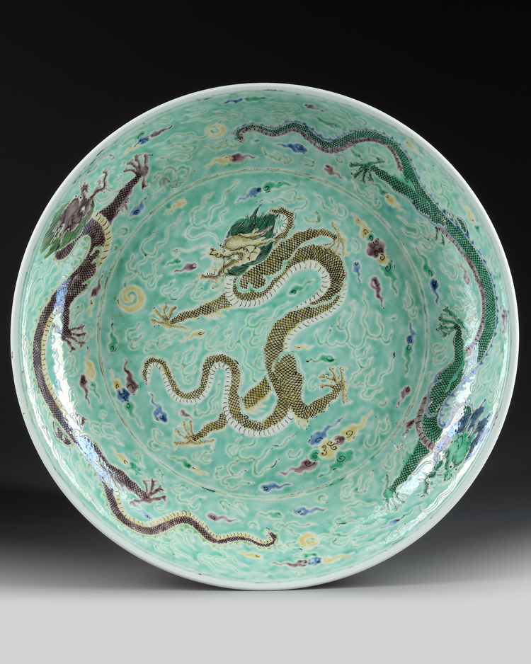A CHINESE FAMILLE VERTE 'DRAGON' CHARGER, QING DYNASTY (1644-1911)