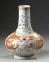 A CHINESE FAMILLE ROSE 'DRAGON' BOTTLE VASE, 19TH-20TH CENTURY