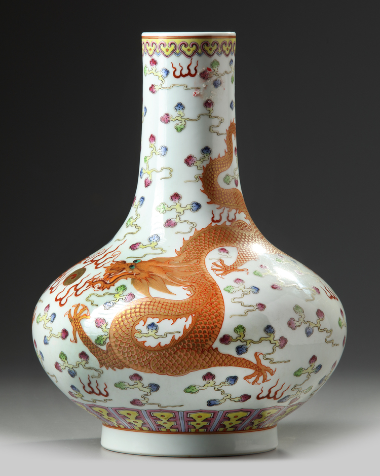 A CHINESE FAMILLE ROSE 'DRAGON' BOTTLE VASE, 19TH-20TH CENTURY