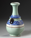 A CHINESE BLUE AND WHITE CELADON VASE, 19TH-20TH CENTURY