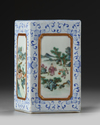 A CHINESE FAMILLE ROSE PORCELAIN BRUSH POT, 19TH-20TH CENTURY