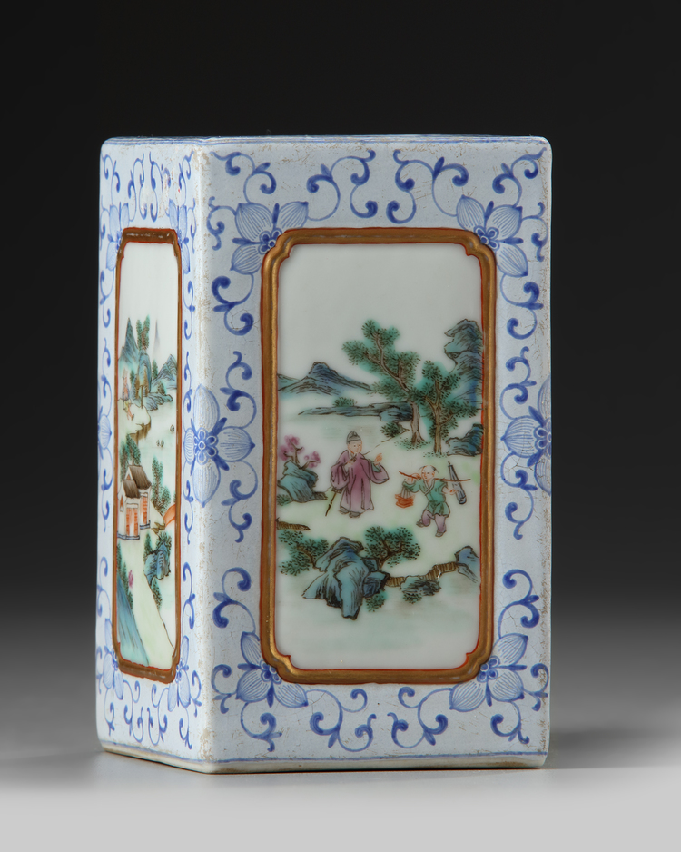 A CHINESE FAMILLE ROSE PORCELAIN BRUSH POT, 19TH-20TH CENTURY