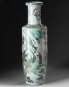 A LARGE CHINESE FAMILLE VERTE ROULEAU VASE, 19TH-20TH CENTURY