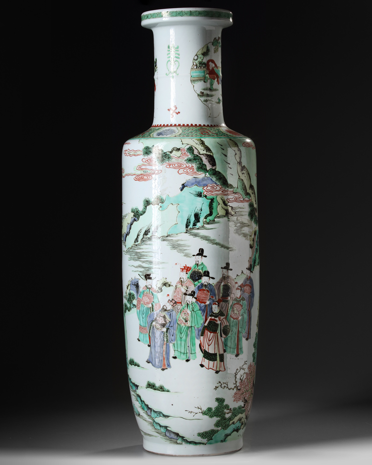 A LARGE CHINESE FAMILLE VERTE ROULEAU VASE, 19TH-20TH CENTURY