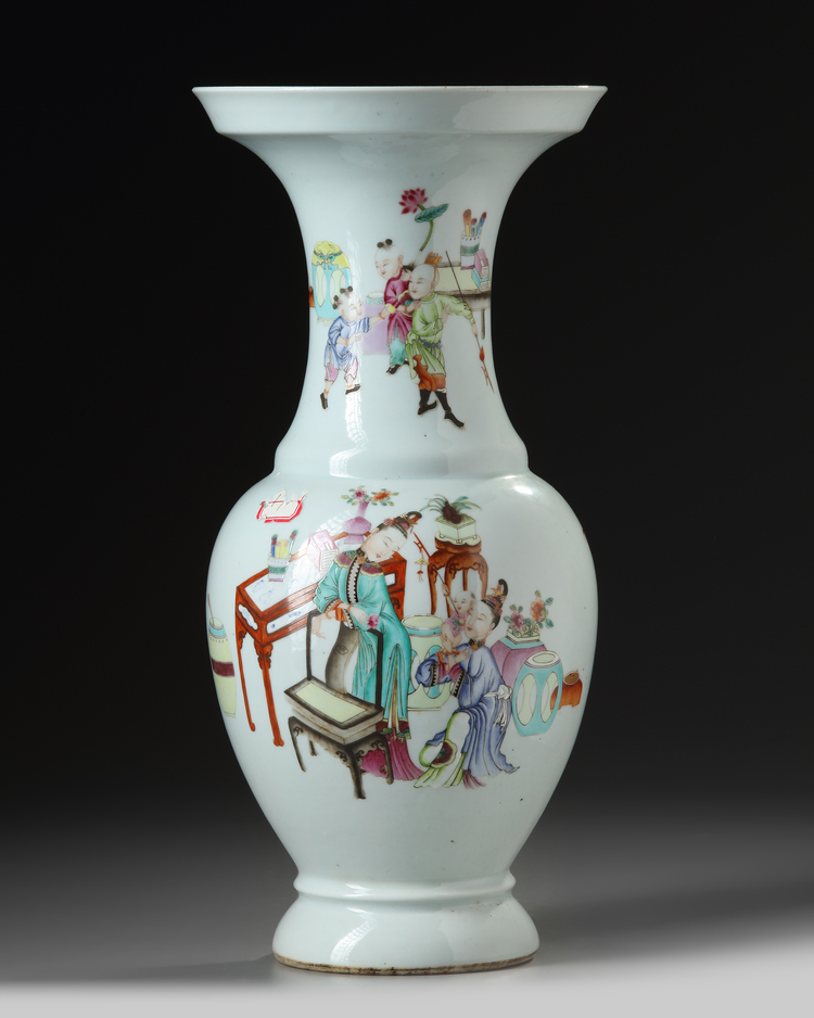 A CHINESE FAMILLE ROSE VASE, CHINA, 19TH-20TH CENTURY