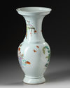 A CHINESE FAMILLE ROSE VASE, CHINA, 19TH-20TH CENTURY