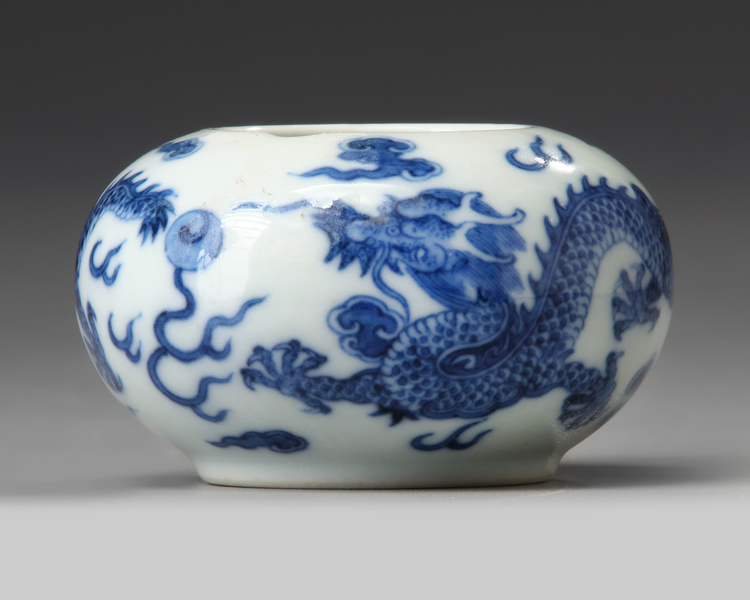 A SMALL CHINESE BLUE AND WHITE POT, CHINA, 19TH-20TH CENTURY