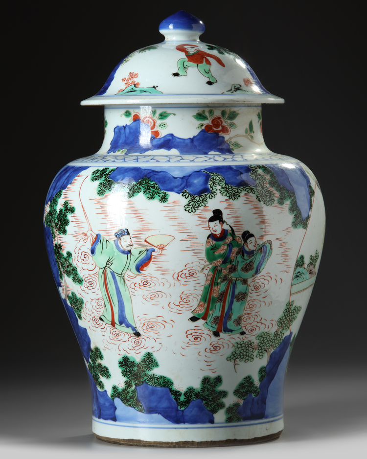 A CHINESE WUCAI JAR AND COVER,QING DYNASTY (1644-1911)
