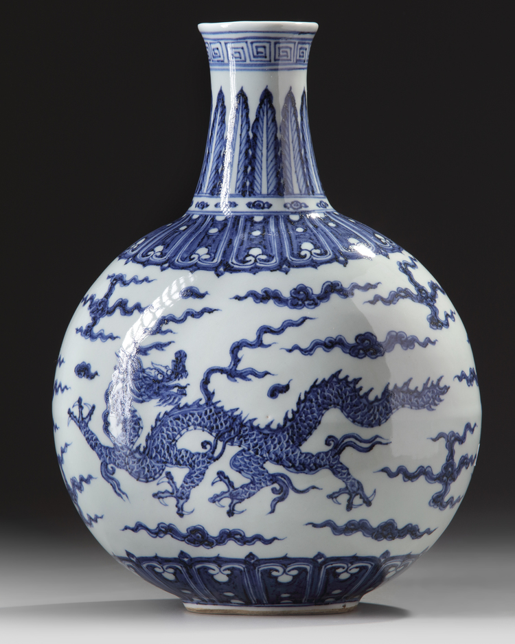 A CHINESE BLUE AND WHITE 'DRAGON' MOONFLASK
