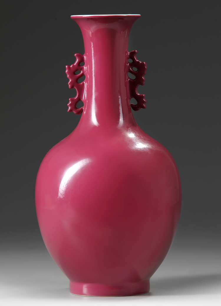A CHINESE RUBY GLAZED MONOCHROME VASE, QING DYNASTY (1644-1911)