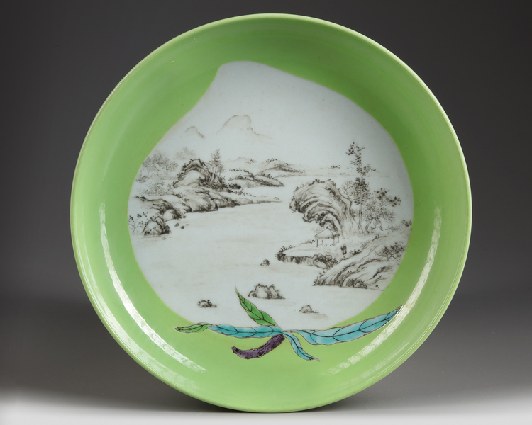 A CHINESE LIME-GREEN GROUND AND GRISAILLE-DECORATED CHARGER