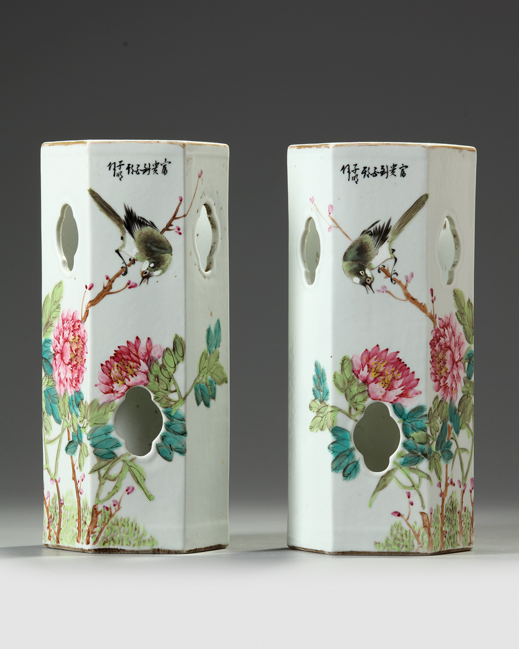 A PAIR OF CHINESE FAMILLE ROSE HATSTANDS